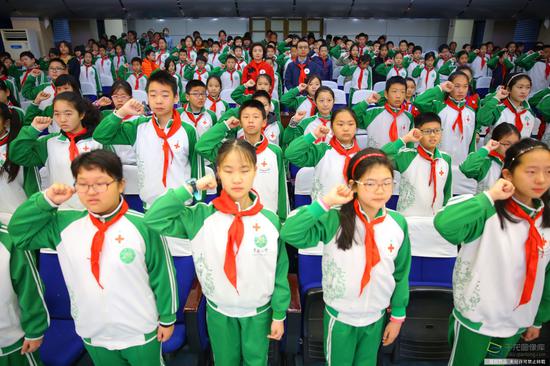 学雷锋活动日:学雷锋纪念日 北京在行动 翠微小学学生红十字志愿服务急救队成立。学校供图