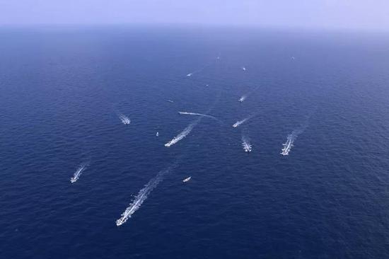 昆仑山舰:惊险 昆仑山舰闯入亚丁湾“海上狼窝”(图) ▲小目标快速机动