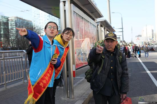 学雷锋活动日:学雷锋纪念日 北京在行动 北京市第二十二中学组织学生向社会传递更多安全健康的知识和正能量。