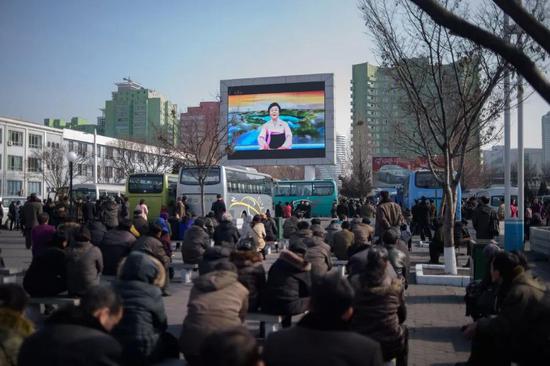 ▲朝鲜民众在平壤观看金正恩访越相关新闻。（法新社）