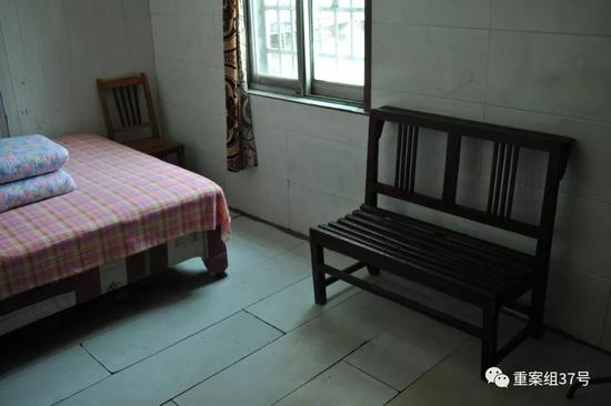 ▲“宝塔旅馆”的房间内，仍然保留着老式木椅。  新京报记者 吴江 摄