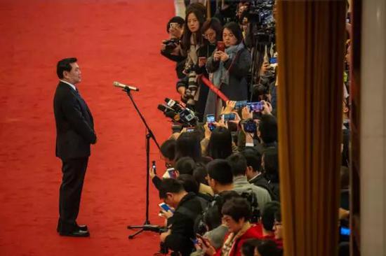 两会照片:2019两会现场照片精选 周强张军与人握手打招呼 3月3日下午,北京人民大会堂,中国民用航空局局长冯正霖在首场“部长通道”接受记者采访。冯正霖表示,民航局将进一步推广WIFI技术,使大家能在更多的航班、航空器上畅游网络。中国青年报·中青在线 中国青年网记者 李隽辉/摄