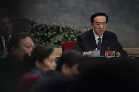 两会照片:2019两会现场照片精选 周强张军与人握手打招呼 3月12日,北京人民大会堂新疆厅,十三届全国人大二次会议新疆代表团开放团组会议,并接受中外媒体的采访。新疆维吾尔自治区委书记陈全国听取记者提问。中国青年报·中青在线 中国青年网记者 李峥苨/摄