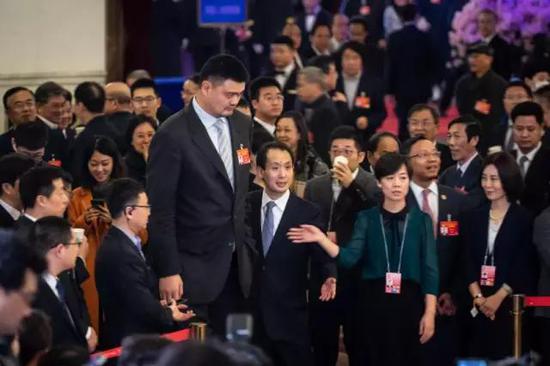 两会照片:2019两会现场照片精选 周强张军与人握手打招呼 3月9日,全国政协十三届二次会议第二次全体会议前的“委员通道”,全国政协委员、中国篮球协会大大姚明准备回答记者提问。中国青年报·中青在线 中国青年网记者 李隽辉/摄