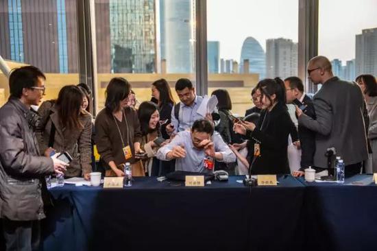 两会照片:2019两会现场照片精选 周强张军与人握手打招呼 3月4日,全国政协十三届二次会议经济界别小组会议结束后,全国政协经济委员会副主任刘世锦被记者围住采访。中国青年报·中青在线 中国青年网记者 李隽辉/摄