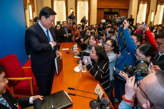 两会照片:2019两会现场照片精选 周强张军与人握手打招呼 3月2日,北京人民大会堂新闻发布厅,全国政协十三届二次会议新闻发布会结束后,一位女记者冲到大大台前,请郭卫民评价第一次做大会新闻发言人的感受。郭卫民回答:“这是一个很重很艰巨的任务。”中国青年报·中青在线 中国青年网记者 李隽辉/摄