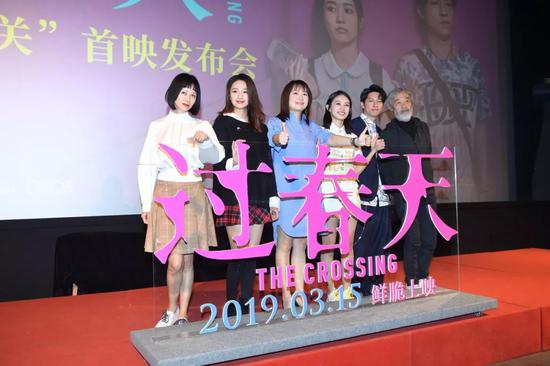 　3月11日，北京，电影《过春天》首映发布会举行，监制田壮壮（右一）在现场