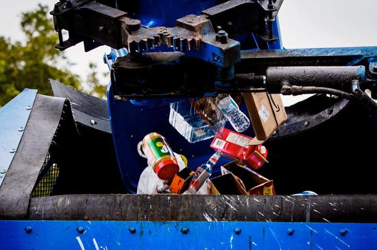 （美国城镇的垃圾回收产业正在面临“失序”，图片来源：《纽约时报》。）