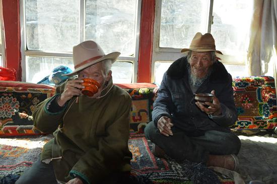 普布多吉和普布国杰两位老人正用早茶。记者 扎西顿珠 张斌 摄