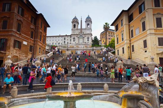 每年有大批中国游客前往罗马、米兰、佛罗伦萨和威尼斯等几个热门城市，促进了当地经济的发展。