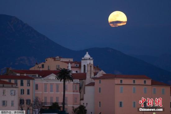 资料图：一轮“超级月亮”在法国地中海科西嘉岛的阿雅丘上空升起。