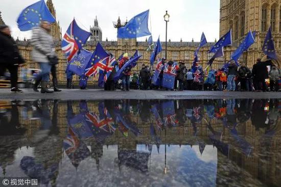 ▲3月12日，英国伦敦，反对英国脱欧的抗议者在议会大厦外示威。