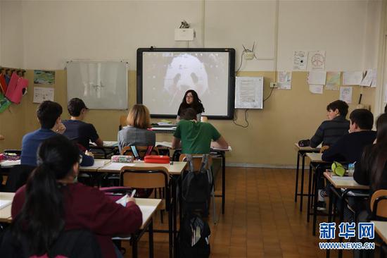 3月18日，在意大利罗马国立住读学校内，学生们在上中文地理课。 新华社记者 程婷婷 摄