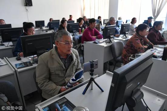  ▲老年大学学员学习电脑操作。（视觉中国）