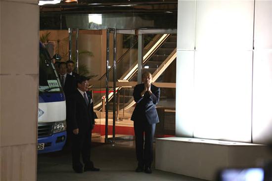 韩国瑜上车离开前向媒体致意  图自橙新闻
