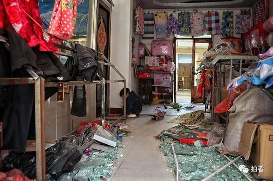 王商村的一家商铺中，满地都是碎玻璃。新京报记者彭子洋 摄