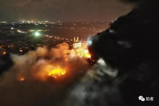 3月22日0点20分，江苏响水化工厂爆炸现场仍有明火。拍者半年 摄