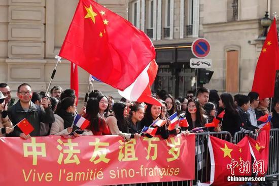  当地时间3月25日，华侨华人和留学生代表在法国首都巴黎凯旋门附近热烈欢迎习近平主席访问法国。中新社记者 盛佳鹏 摄