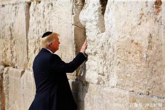  （图：特朗普访问以色列时，到哭墙祷告，成首位任上到访哭墙的美国总统。）