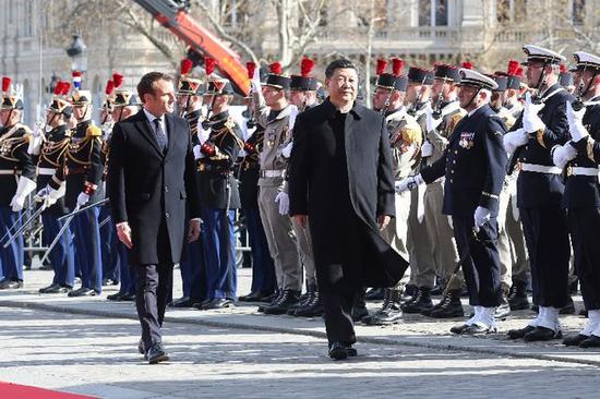3月25日，国家主席习近平在巴黎爱丽舍宫同法国总统马克龙会谈。会谈前，马克龙在凯旋门为习近平举行隆重、盛大的欢迎仪式。新华社记者 姚大伟 摄