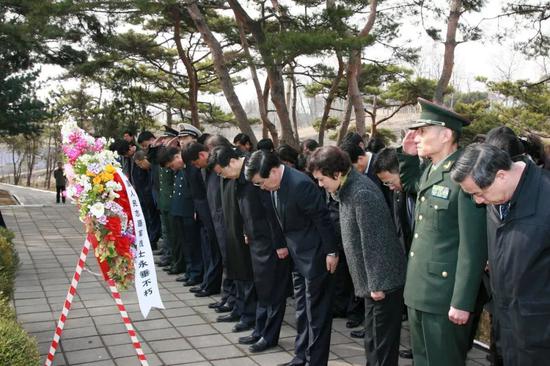 志愿军烈士无论在哪，都得到礼遇。中国大使馆和在朝机构代表来到朝鲜兄弟山志愿军陵园祭奠。
