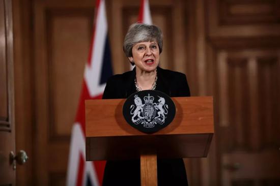  4月2日，在英国伦敦唐宁街10号，英国首相特雷莎·梅举行新闻发布会。新华社/路透