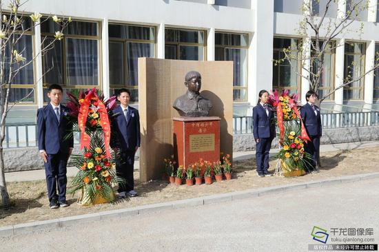 北京丰台二中初一年级师生齐聚在唐宁塑像前。学校供图