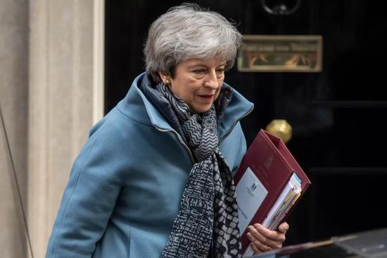  4月3日，在英国伦敦，英国首相特雷莎·梅离开首相府，前往议会进行首相问答。新华社发（雷伊·唐摄）
