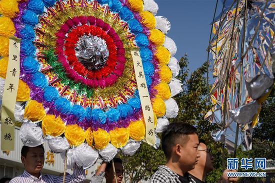 4月2日，群众来到西昌市殡仪馆为牺牲的救火英雄献花圈。新华社记者 张超群 摄