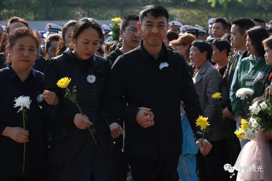 烈士回家市民自发前来为烈士们送行图