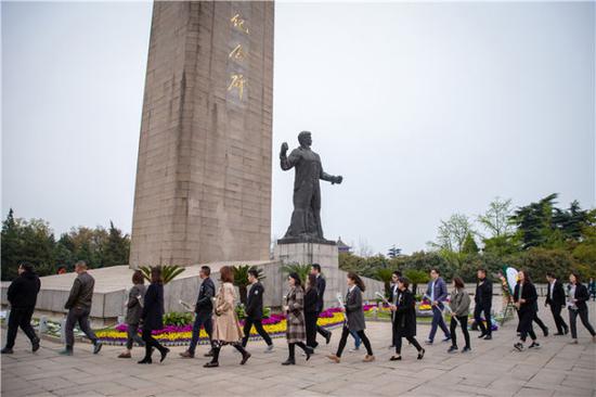 4月4日，人们绕南京雨花台烈士纪念碑一周，缅怀英烈。新华社发（苏阳 摄）