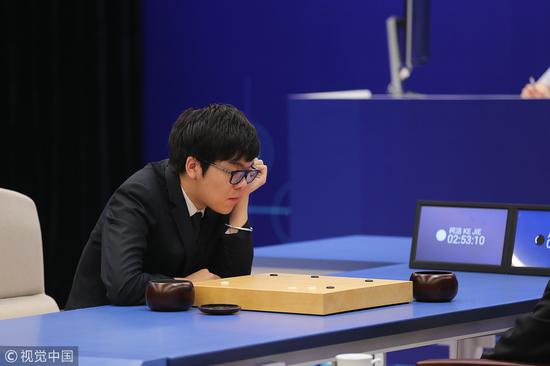 2017年5月，柯洁曾与AlphaGo进行人机大战，0比3完败。图/视觉中国