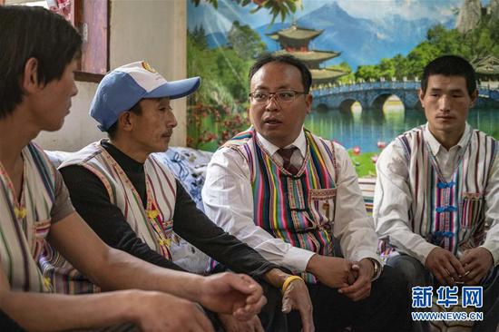 4月12日,云南省贡山县独龙江乡党委书记余金成(右二)在村民家中宣讲学习习近平总书记回信。新华社记者 江文耀 摄