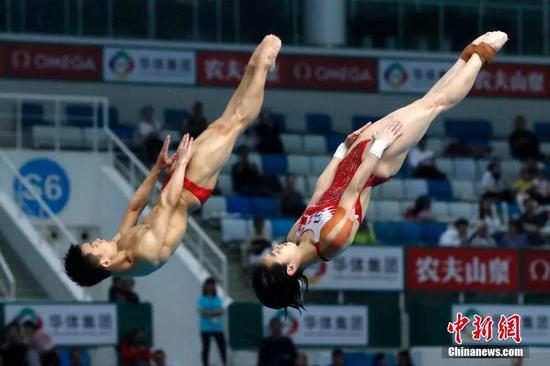  双人混合三米板，中国组合杨昊/昌雅妮在比赛中。（资料图）中新社记者 韩海丹 摄