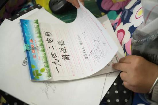 4月11日，吴素环在位于桐庐县桐君街道的家中翻阅自己曾经写过的电影解说稿。