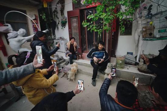 4月11日，山东省菏泽市单县朱楼村，朱之文在自家院子里被前来看他的人围住。新京报记者 郑新洽摄