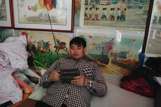 2019年4月14日，山东省菏泽市单县朱楼村，朱之文在听收音机，他喜欢各种旧货，因为旧货让他能找到儿时的回忆。新京报记者 郑新洽 摄