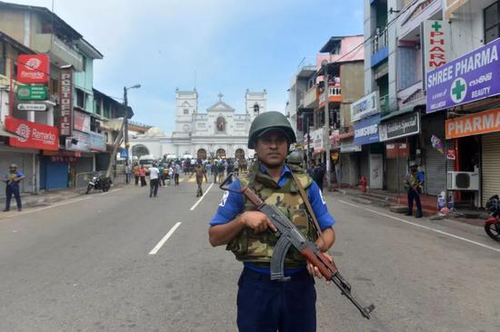 4月21日，在斯里兰卡科伦坡，一名士兵在发生爆炸的圣安东尼教堂外警戒。新华社发（哈普拉彻奇摄）