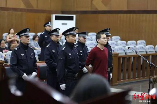 夜跑女老师:女教师夜跑被杀 凶手嗜如命曾3次暴打未婚妻 一审宣判现场(图据法院)