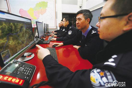  赵永前听取支队研发地图系统介绍。