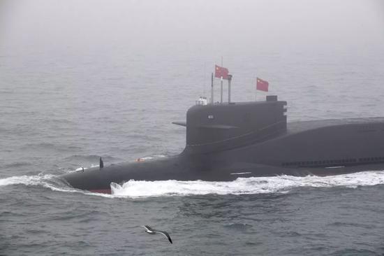 这是中国某新型核潜艇接受检阅。