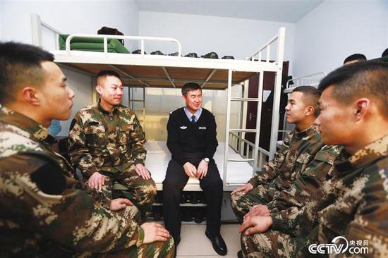  赵永前与战士谈心谈话。