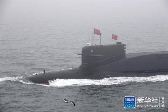 ↑这是4月23日拍摄的中国某新型核潜艇接受检阅。新华社记者 李紫恒 摄