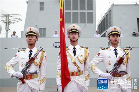 ↑4月23日，中国人民解放军海军仪仗队列队。新华社记者 李刚 摄