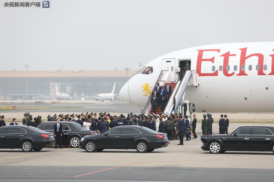 △这是4月23日下午1点半，阿比总理乘专机抵达北京。（央视记者魏帮军拍摄）