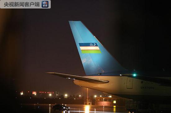 △乌兹别克斯坦总统米尔济约耶夫的专机于24日晚间抵达北京。（央视记者魏帮军拍摄）