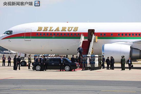 △卢卡申科的专机于25日中午抵达北京。（央视记者魏帮军拍摄）