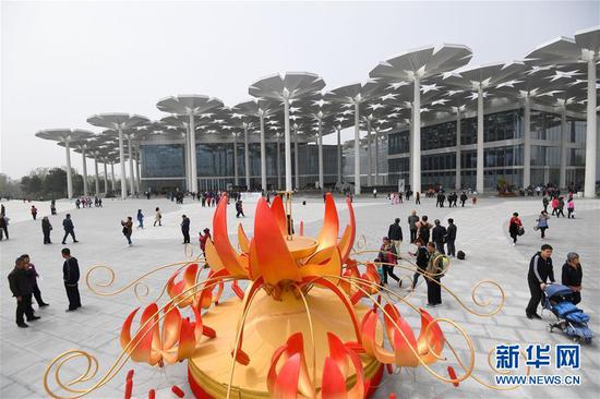  4月29日，参观者在北京世园会国际馆前游览。 新华社记者 陈晔华 摄