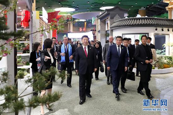 4月28日，国家主席习近平和夫人彭丽媛在北京延庆同出席2019年中国北京世界园艺博览会的外方领导人夫妇共同参观园艺展。 新华社记者 丁海涛 摄