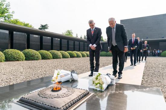 捷克前总统克劳斯一行访问侵华日军南京大屠杀遇难同胞纪念馆
